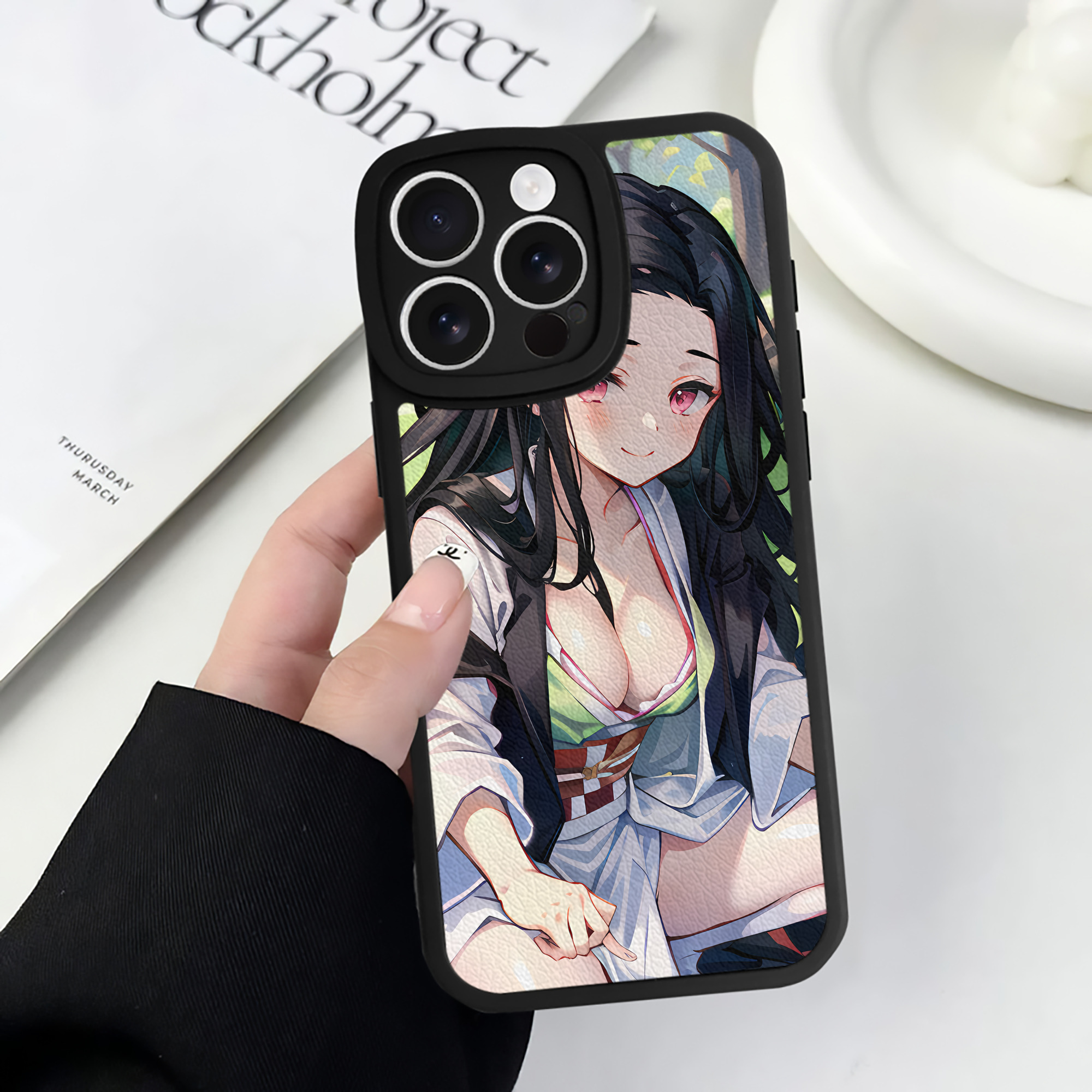（画像用） 鬼滅の刃（きめつのやいば）竈門 禰󠄀豆子／かまど ねずこ Kamado Nezuko 【iPhone 16シリーズ対応】シリコンスマホケース（レザー調） 材質：シリコン